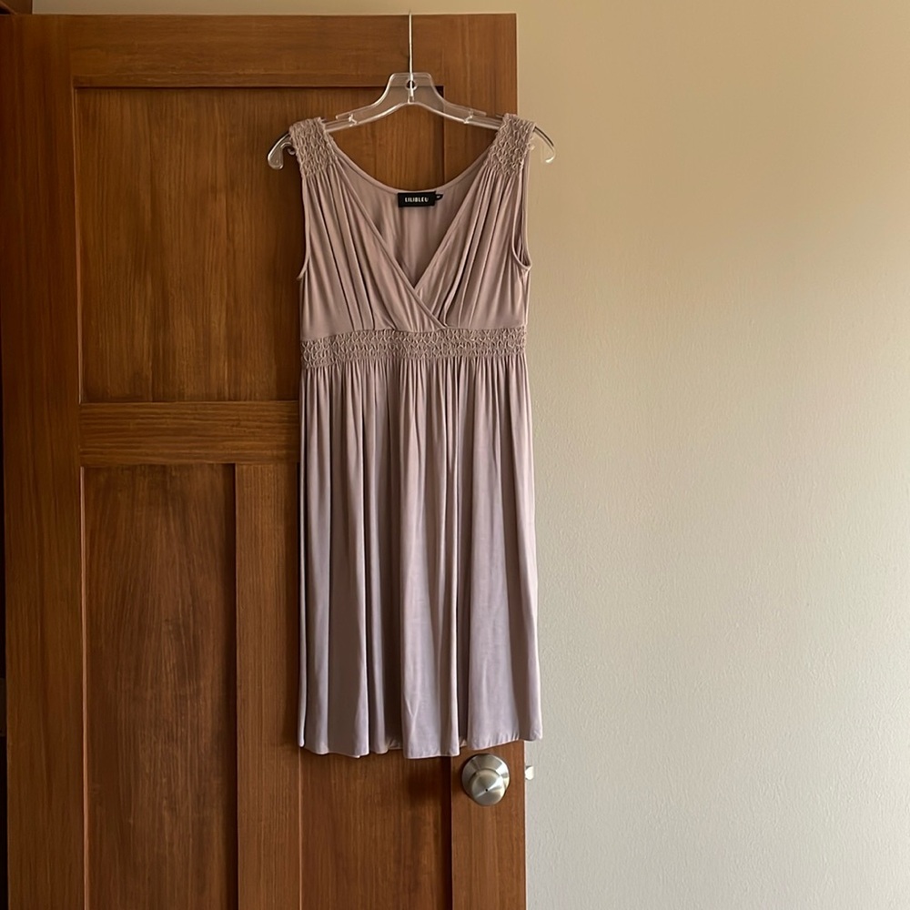 Lillibleu taupe sleeveless v-neck dress - size medium.